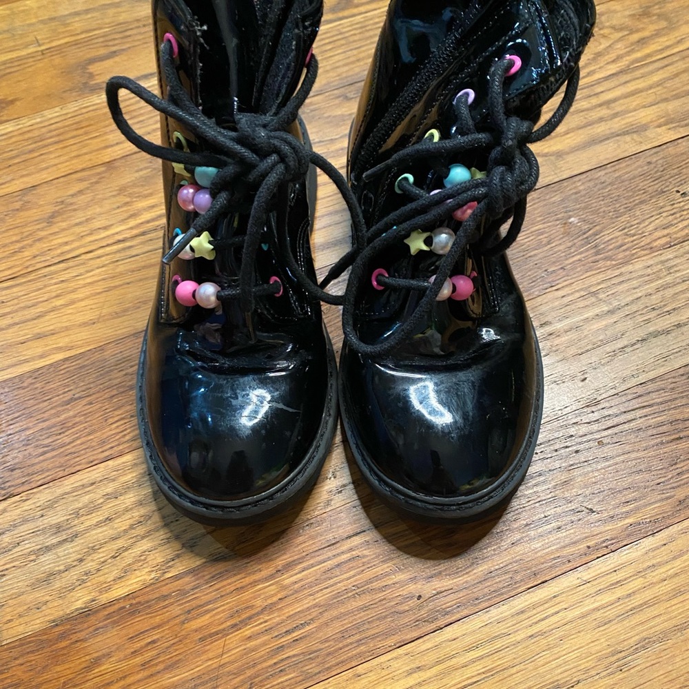 The Children’s Place Black Patent Lace-Up Combat Boots Girls Size 1 - Picture 3 of 7